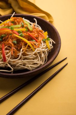 Amerikan chop suey / chopsuey popüler bir çinhindi gıda. çubuklar ile bir kapta servis edilir. seçici odaklama