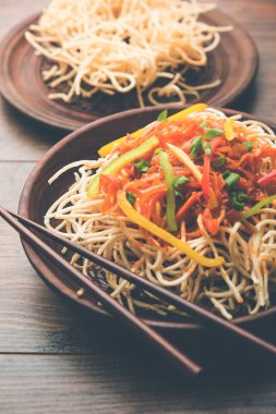 Amerikan chop suey / chopsuey popüler bir çinhindi gıda. çubuklar ile bir kapta servis edilir. seçici odaklama