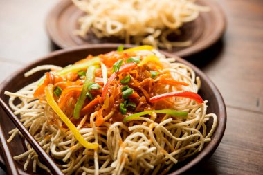 Amerikan chop suey / chopsuey popüler bir çinhindi gıda. çubuklar ile bir kapta servis edilir. seçici odaklama