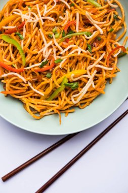 Amerikan chop suey / chopsuey popüler bir çinhindi gıda. çubuklar ile bir kapta servis edilir. seçici odaklama