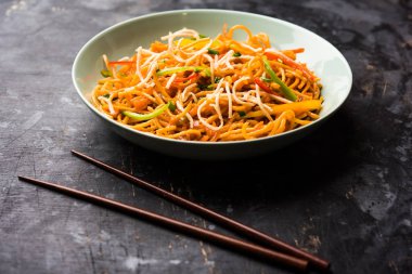 Amerikan chop suey / chopsuey popüler bir çinhindi gıda. çubuklar ile bir kapta servis edilir. seçici odaklama