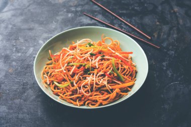 Amerikan chop suey / chopsuey popüler bir çinhindi gıda. çubuklar ile bir kapta servis edilir. seçici odaklama