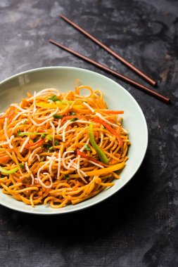 Amerikan chop suey / chopsuey popüler bir çinhindi gıda. çubuklar ile bir kapta servis edilir. seçici odaklama