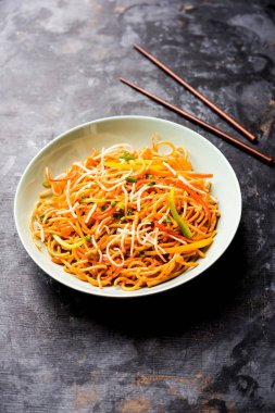 Amerikan chop suey / chopsuey popüler bir çinhindi gıda. çubuklar ile bir kapta servis edilir. seçici odaklama