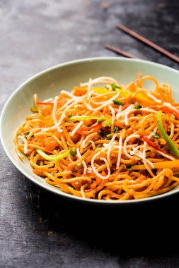 Amerikan chop suey / chopsuey popüler bir çinhindi gıda. çubuklar ile bir kapta servis edilir. seçici odaklama