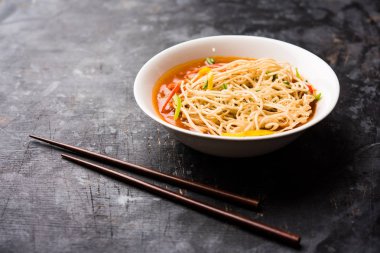 Amerikan chop suey / chopsuey popüler bir çinhindi gıda. çubuklar ile bir kapta servis edilir. seçici odaklama