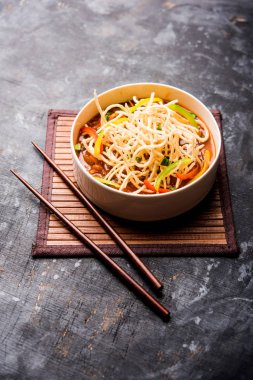 Amerikan chop suey / chopsuey popüler bir çinhindi gıda. çubuklar ile bir kapta servis edilir. seçici odaklama