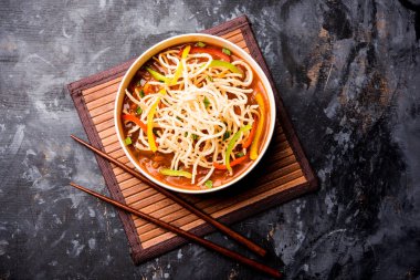 Amerikan chop suey / chopsuey popüler bir çinhindi gıda. çubuklar ile bir kapta servis edilir. seçici odaklama