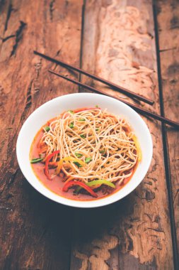 Amerikan chop suey / chopsuey popüler bir çinhindi gıda. çubuklar ile bir kapta servis edilir. seçici odaklama