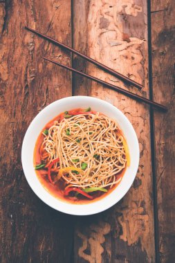 Amerikan chop suey / chopsuey popüler bir çinhindi gıda. çubuklar ile bir kapta servis edilir. seçici odaklama