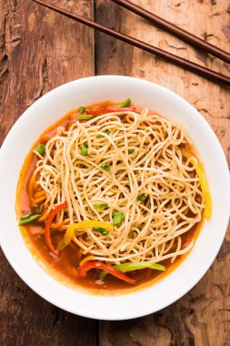 Amerikan chop suey / chopsuey popüler bir çinhindi gıda. çubuklar ile bir kapta servis edilir. seçici odaklama