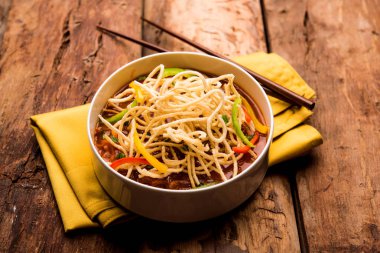 Amerikan chop suey / chopsuey popüler bir çinhindi gıda. çubuklar ile bir kapta servis edilir. seçici odaklama