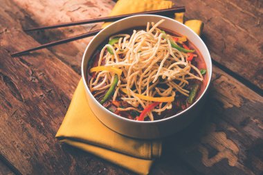 Amerikan chop suey / chopsuey popüler bir çinhindi gıda. çubuklar ile bir kapta servis edilir. seçici odaklama