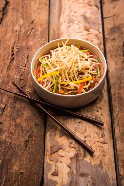 Amerikan chop suey / chopsuey popüler bir çinhindi gıda. çubuklar ile bir kapta servis edilir. seçici odaklama