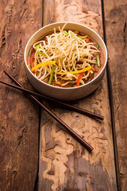 Amerikan chop suey / chopsuey popüler bir çinhindi gıda. çubuklar ile bir kapta servis edilir. seçici odaklama