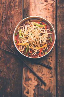 Amerikan chop suey / chopsuey popüler bir çinhindi gıda. çubuklar ile bir kapta servis edilir. seçici odaklama