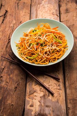 Amerikan chop suey / chopsuey popüler bir çinhindi gıda. çubuklar ile bir kapta servis edilir. seçici odaklama