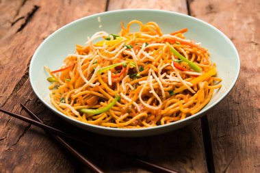 Amerikan chop suey / chopsuey popüler bir çinhindi gıda. çubuklar ile bir kapta servis edilir. seçici odaklama