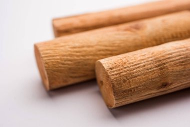 beyaz arka plan üzerinde izole sandal ağacı yakın