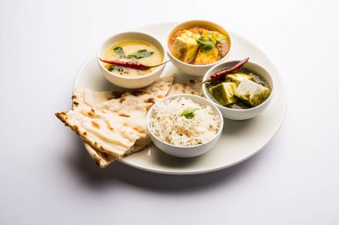 Hint vejetaryen tabağı / Thali palak paneer tereyağı masala, dal makhani, düz ekmek veya naan ve pirinç beyaz bir tabak servis sahip
