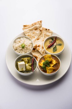 Hint vejetaryen tabağı / Thali palak paneer tereyağı masala, dal makhani, düz ekmek veya naan ve pirinç beyaz bir tabak servis sahip