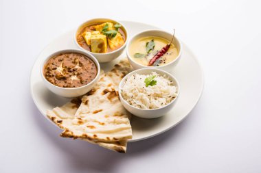 Hint vejetaryen tabağı / Thali palak paneer tereyağı masala, dal makhani, düz ekmek veya naan ve pirinç beyaz bir tabak servis sahip