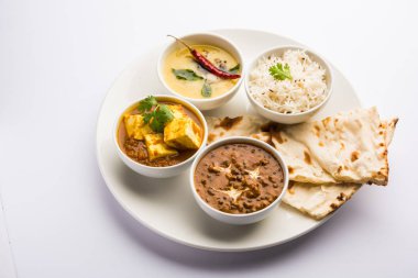 Hint vejetaryen tabağı / Thali palak paneer tereyağı masala, dal makhani, düz ekmek veya naan ve pirinç beyaz bir tabak servis sahip