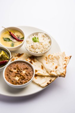 Hint vejetaryen tabağı / Thali palak paneer tereyağı masala, dal makhani, düz ekmek veya naan ve pirinç beyaz bir tabak servis sahip