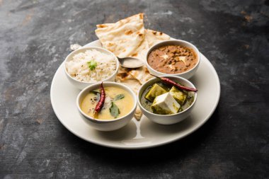 Hint vejetaryen tabağı / Thali palak paneer tereyağı masala, dal makhani, düz ekmek veya naan ve pirinç beyaz bir tabak servis sahip