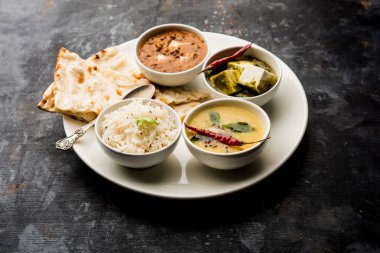Hint vejetaryen tabağı / Thali palak paneer tereyağı masala, dal makhani, düz ekmek veya naan ve pirinç beyaz bir tabak servis sahip