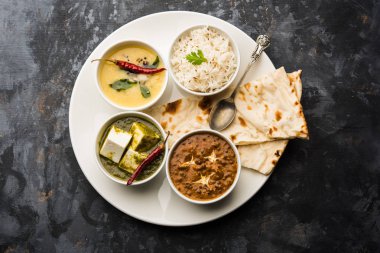 Hint vejetaryen tabağı / Thali palak paneer tereyağı masala, dal makhani, düz ekmek veya naan ve pirinç beyaz bir tabak servis sahip
