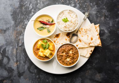 Hint vejetaryen tabağı / Thali palak paneer tereyağı masala, dal makhani, düz ekmek veya naan ve pirinç beyaz bir tabak servis sahip