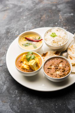 Hint vejetaryen tabağı / Thali palak paneer tereyağı masala, dal makhani, düz ekmek veya naan ve pirinç beyaz bir tabak servis sahip