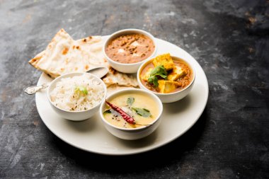 Hint vejetaryen tabağı / Thali palak paneer tereyağı masala, dal makhani, düz ekmek veya naan ve pirinç beyaz bir tabak servis sahip