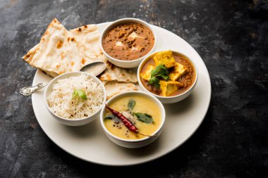 Hint vejetaryen tabağı / Thali palak paneer tereyağı masala, dal makhani, düz ekmek veya naan ve pirinç beyaz bir tabak servis sahip