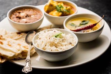 Hint vejetaryen tabağı / Thali palak paneer tereyağı masala, dal makhani, düz ekmek veya naan ve pirinç beyaz bir tabak servis sahip