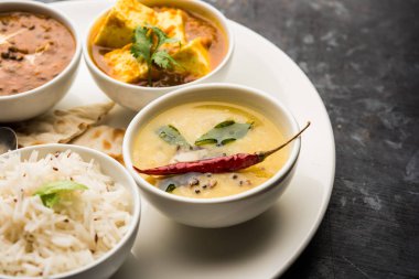 Hint vejetaryen tabağı / Thali palak paneer tereyağı masala, dal makhani, düz ekmek veya naan ve pirinç beyaz bir tabak servis sahip