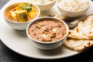 Hint vejetaryen tabağı / Thali palak paneer tereyağı masala, dal makhani, düz ekmek veya naan ve pirinç beyaz bir tabak servis sahip