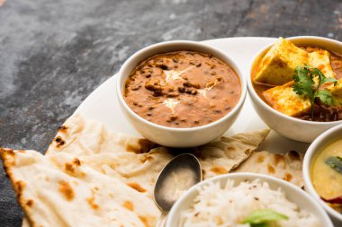 Hint vejetaryen tabağı / Thali palak paneer tereyağı masala, dal makhani, düz ekmek veya naan ve pirinç beyaz bir tabak servis sahip