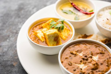 Hint vejetaryen tabağı / Thali palak paneer tereyağı masala, dal makhani, düz ekmek veya naan ve pirinç beyaz bir tabak servis sahip