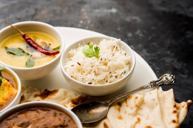 Hint vejetaryen tabağı / Thali palak paneer tereyağı masala, dal makhani, düz ekmek veya naan ve pirinç beyaz bir tabak servis sahip