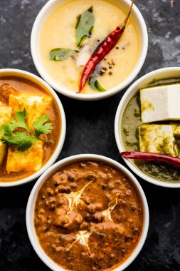Palak paneer tereyağı masala, sarı dal veya dal-makhani bir grup bir kase servis edilir. seçici odaklama