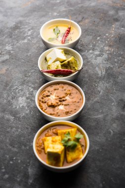 Palak paneer tereyağı masala, sarı dal veya dal-makhani bir grup bir kase servis edilir. seçici odaklama