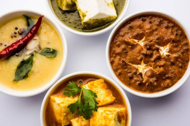 Palak paneer tereyağı masala, sarı dal veya dal-makhani bir grup bir kase servis edilir. seçici odaklama