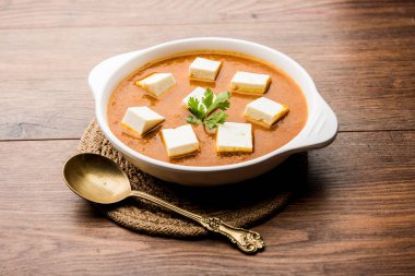 Paneer tereyağı masala veya Panir makhanwala, bir kase servis. seçici odaklama