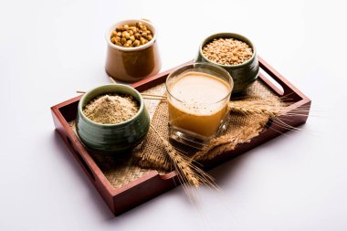 Sattu sharbat kavrulmuş siyah nohut unu, arpa, suger, tuz ve su ile yaz aylarında yapılan bir soğutma tatlı içecek. bir bardak servis edilir. seçici odaklama