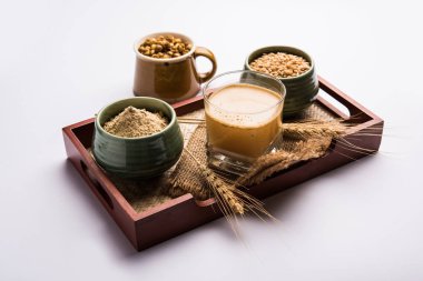 Sattu sharbat kavrulmuş siyah nohut unu, arpa, suger, tuz ve su ile yaz aylarında yapılan bir soğutma tatlı içecek. bir bardak servis edilir. seçici odaklama