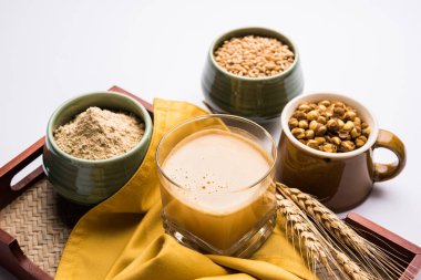 Sattu sharbat kavrulmuş siyah nohut unu, arpa, suger, tuz ve su ile yaz aylarında yapılan bir soğutma tatlı içecek. bir bardak servis edilir. seçici odaklama