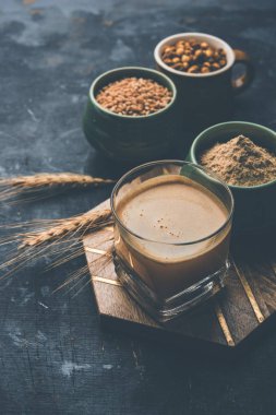 Sattu sharbat kavrulmuş siyah nohut unu, arpa, suger, tuz ve su ile yaz aylarında yapılan bir soğutma tatlı içecek. bir bardak servis edilir. seçici odaklama