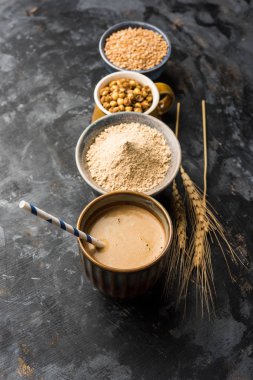 Sattu sharbat kavrulmuş siyah nohut unu, arpa, suger, tuz ve su ile yaz aylarında yapılan bir soğutma tatlı içecek. bir bardak servis edilir. seçici odaklama